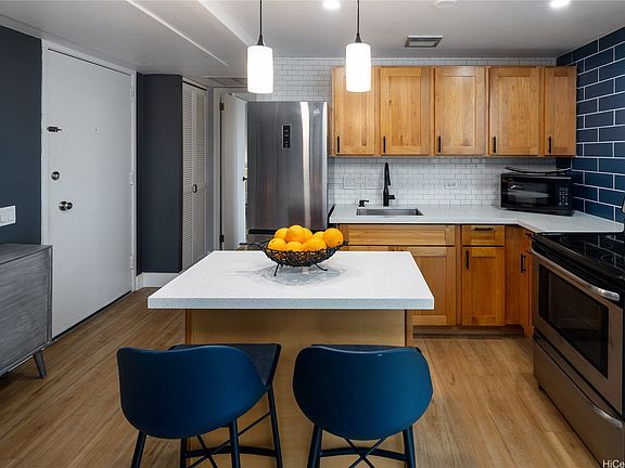 2nd image of 225 Queen St APT 14C