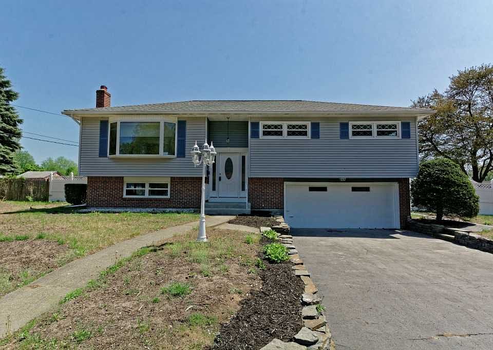 1st image of 12 Gadsen Ct