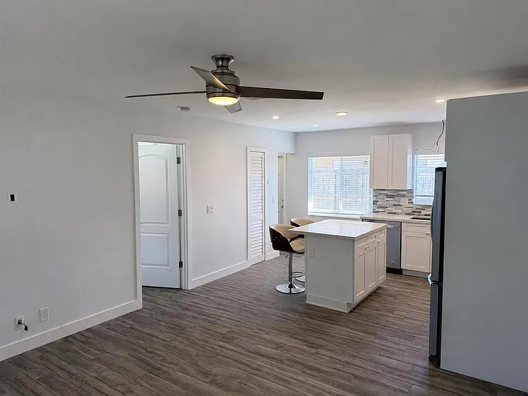 1077 NE 34th St #3 — Photo 8