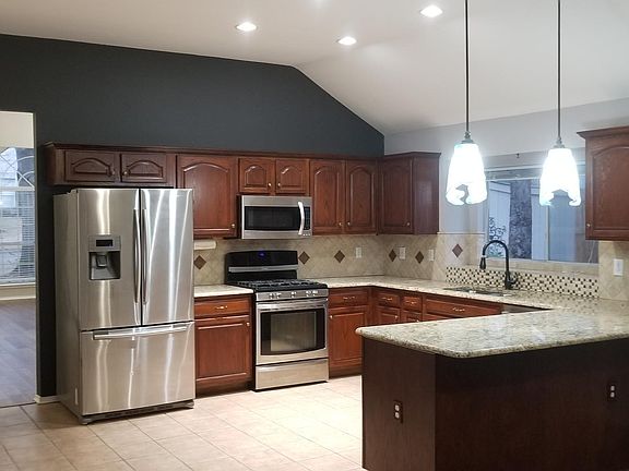 4th image of 3611 Crestcreek Ct