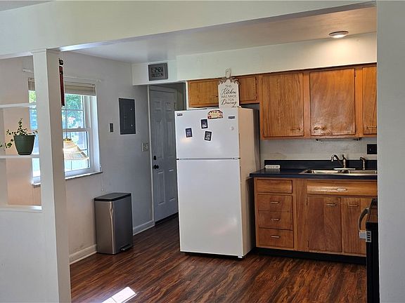 2nd image of 4880 Archmore Dr