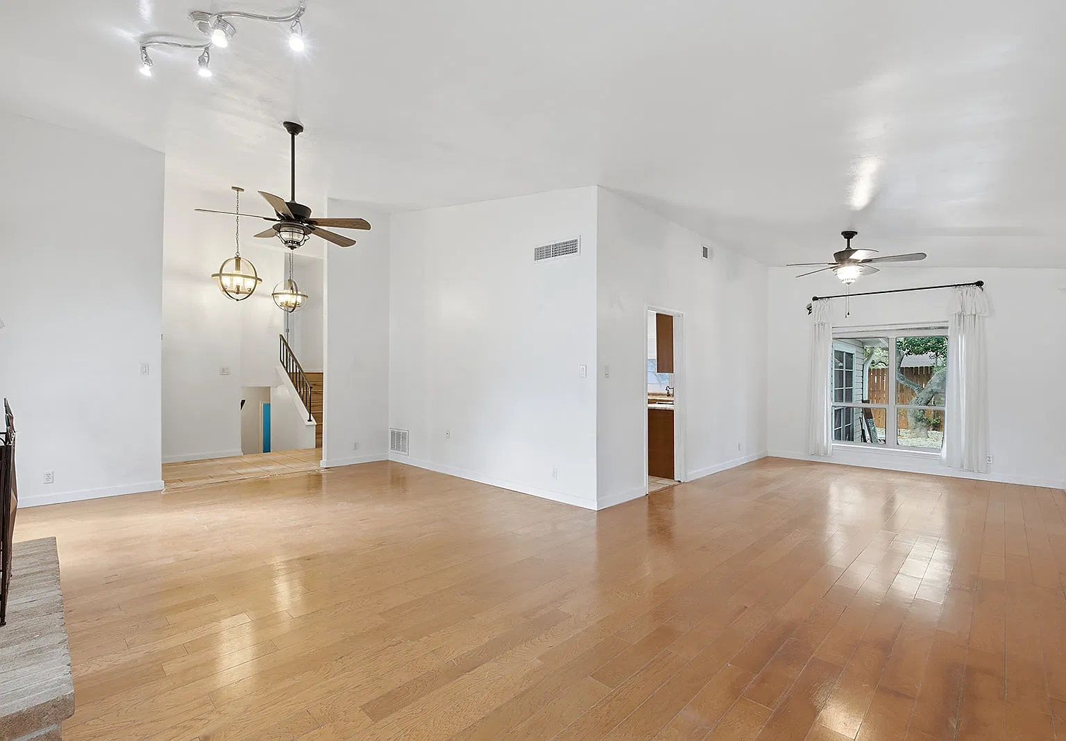 4 bed, 2719 sqft, $2,995 — Photo 4