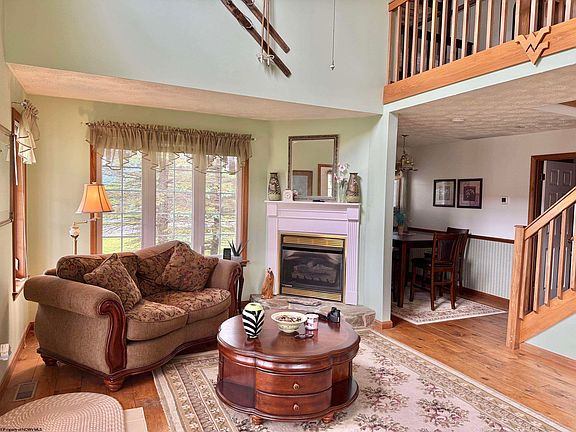 2nd image of 19 Vista Cir