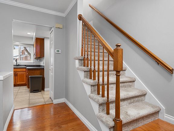 4th image of 549 Eastlook Dr