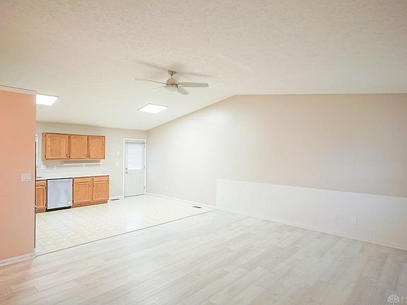 5th image of 922 McDowell St