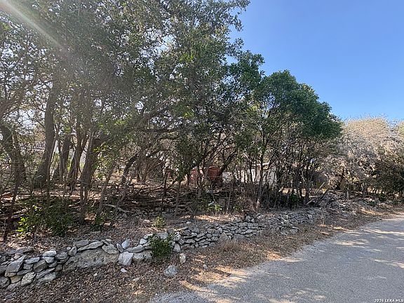 5th image of 690 Georges