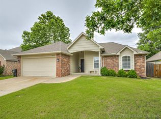 1022 W Pittsburg Pl, Broken Arrow, OK 74012