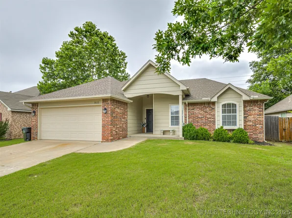 1022 W Pittsburg Pl, Broken Arrow, OK 74012