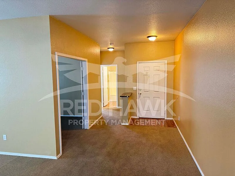 3 bed, 2.0 bath, 1421 sqft, $2,095 — Photo 2