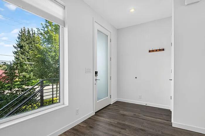 3819 S Cloverdale St — Photo 8