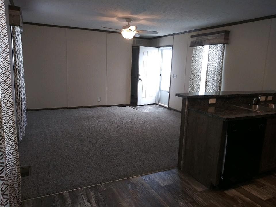2nd image of 902 Willow Ln