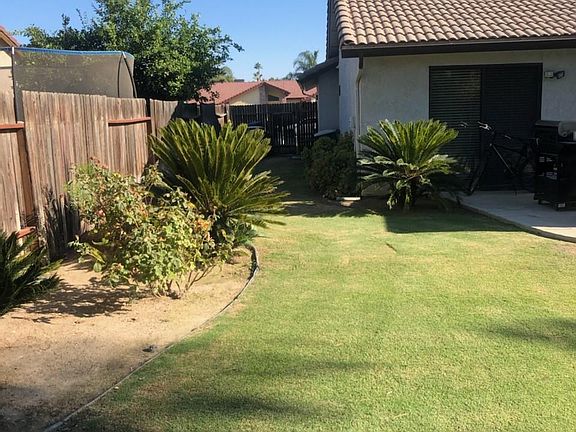 Backyard sideview.