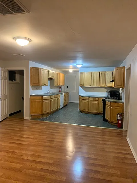 3 bed, 1000 sqft, $2,150 — Photo 3
