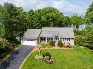 8 Winchester Ln, Huntington, NY 11743