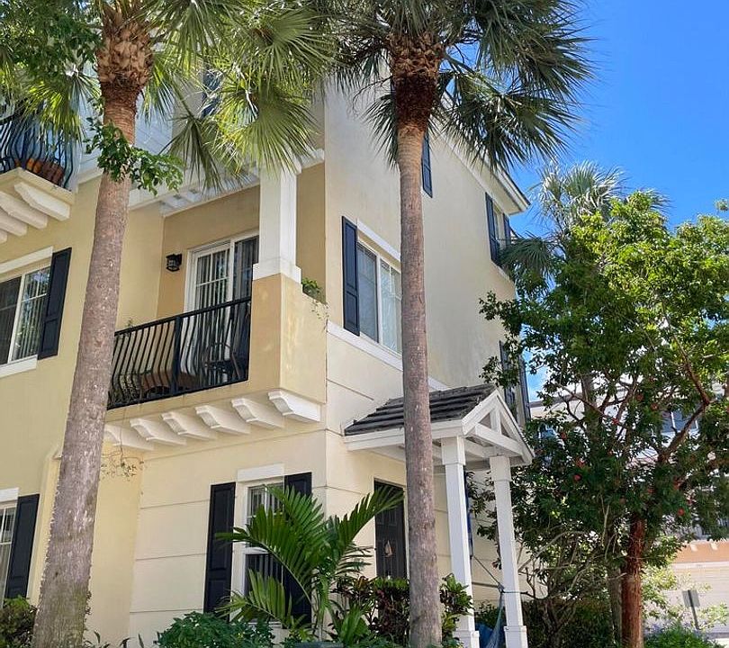 1st image of 552 NW 39th Cir #0