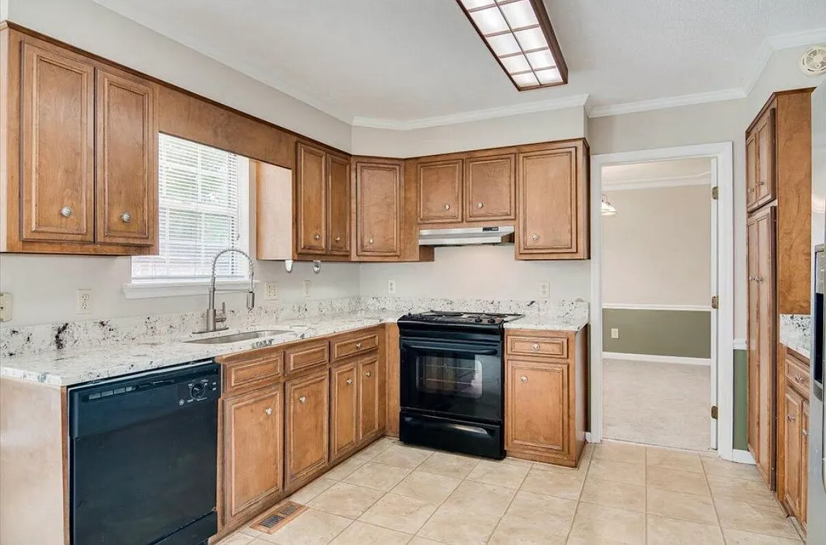 4 bed, 2.5 bath, 1966 sqft, $2,000 — Photo 3