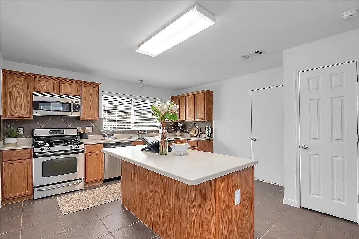 5 bed, 3260 sqft, $3,500 — Photo 3