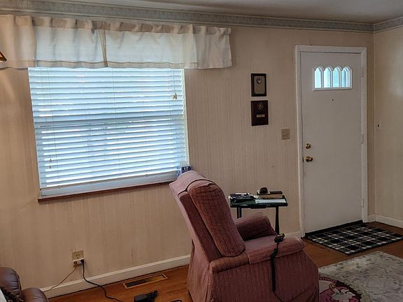 4th image of 126 E Crest Dr
