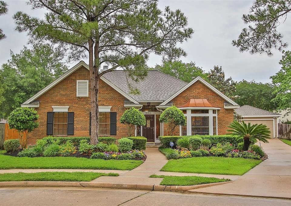 Welcome to this charming Village Builders one-story in the heart of Copperfield! The large shady lot is in a cul de sac with convenient access to the neighborhood park, pool & walking trails!