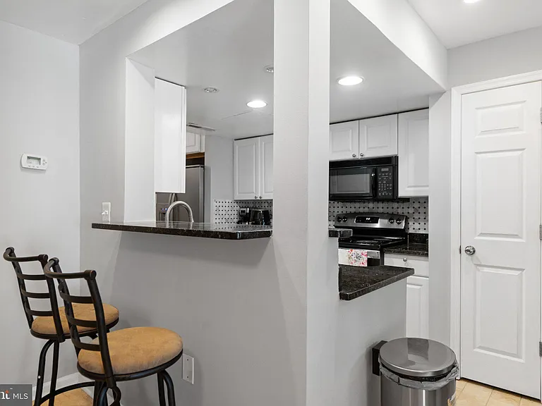 228 Stevenson Sq — Photo 9