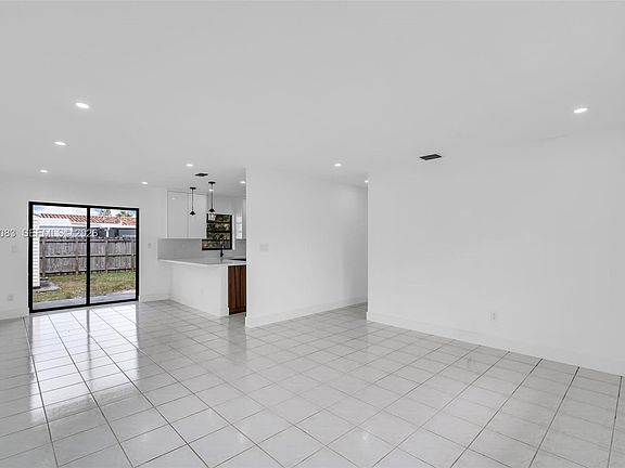 4th image of 1005 W 36th Pl