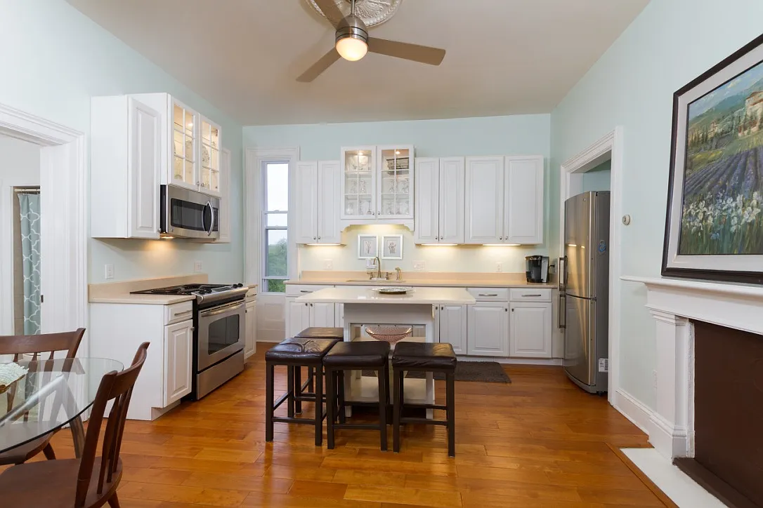 2 bed, 800 sqft, $3,000 — Photo 3