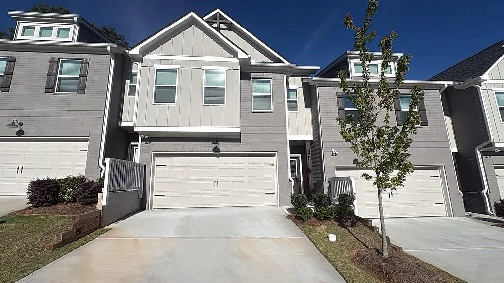 4 bed, 2.5 bath, 2326 sqft, $2,600 — Photo 3