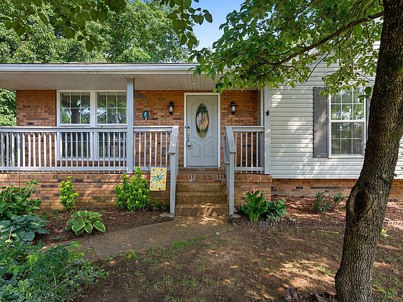 5th image of 821 Luxemburg Dr