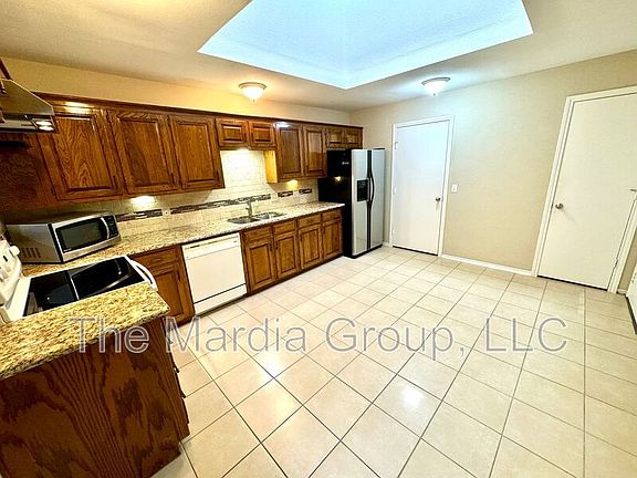 3rd image of 1205 University Dr