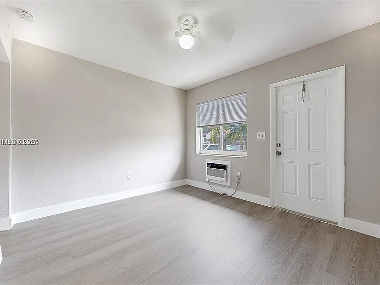 891 SW 5th St #2 — Photo 6