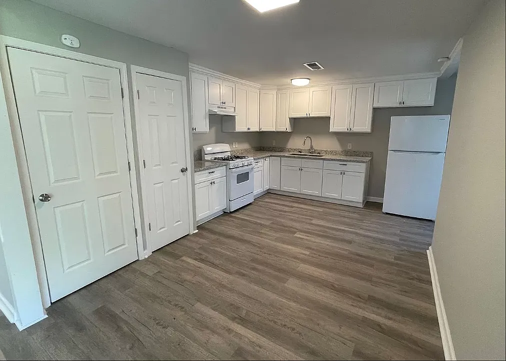 1609 Clover - 1 — Photo 2