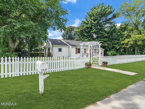 2nd image of 1717 Maple Street