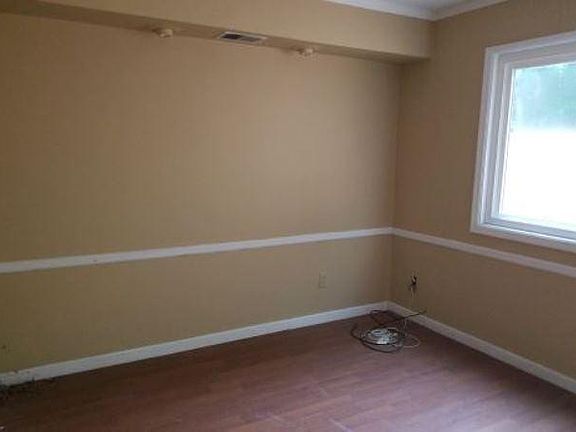 3rd image of 20 Amesworth Ct
