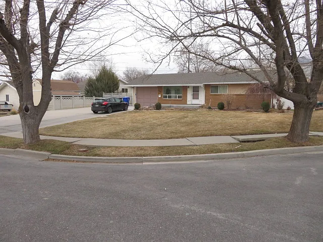 499 Capri Cir — Photo 2