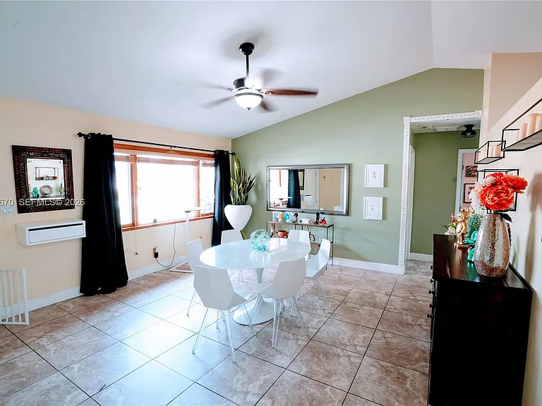 2304 SE 8th Ter — Photo 2