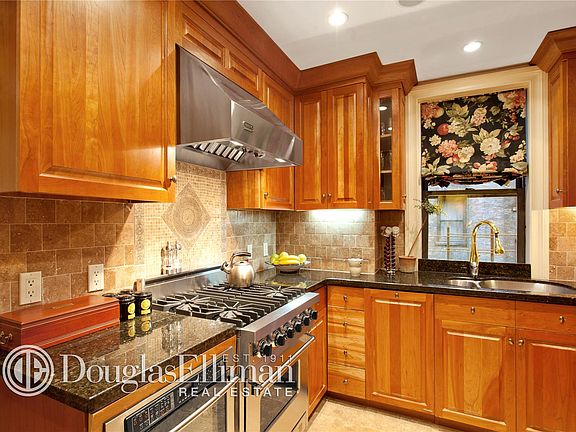 3rd image of 105 W 73rd St APT 5C