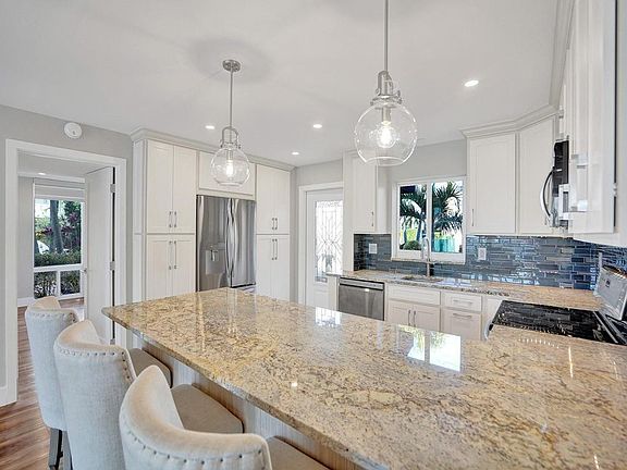 2nd image of 2725 NE 32nd Avenue #4