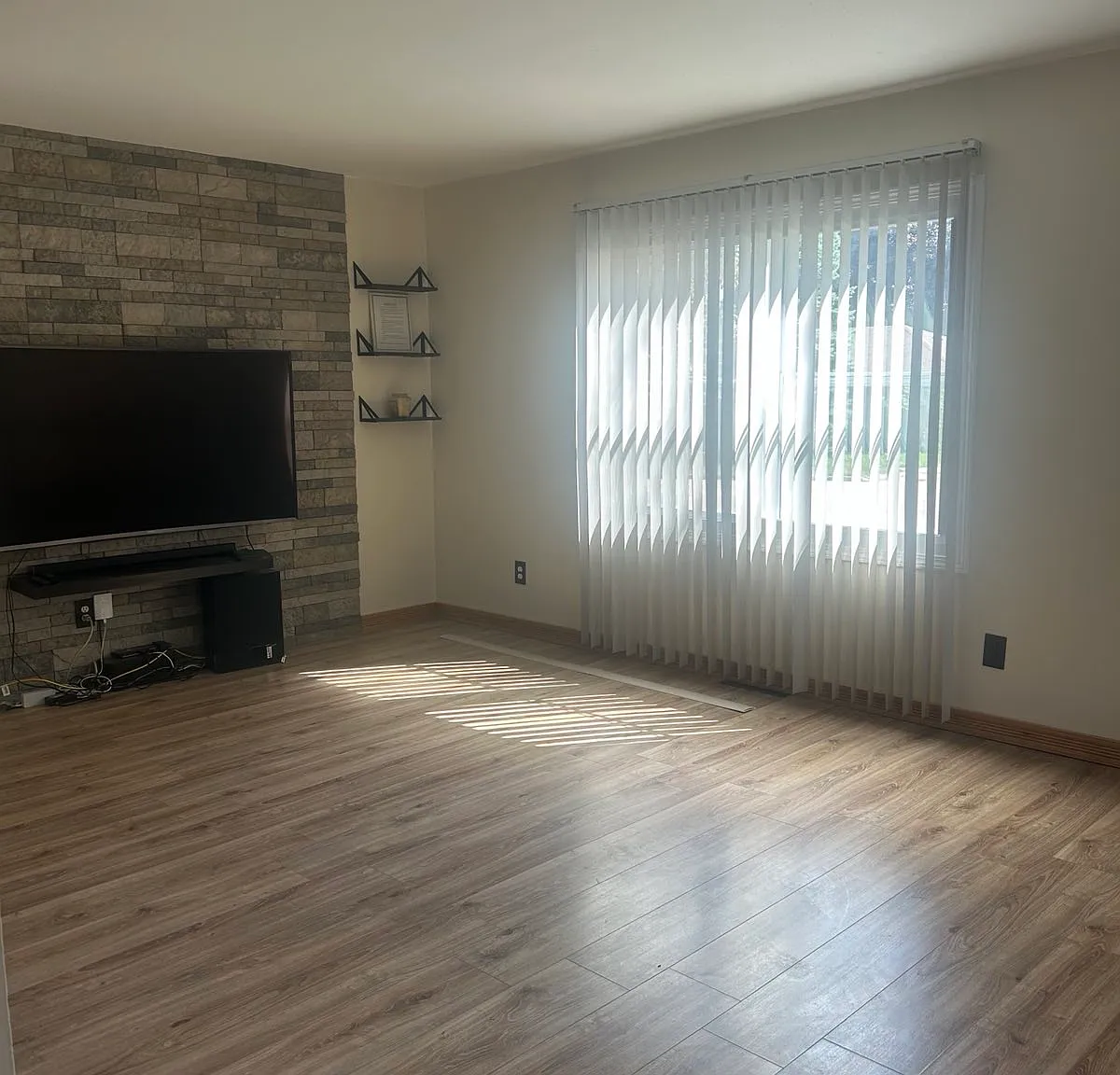3 bed, 1.5 bath, 1100 sqft, $1,700 — Photo 1