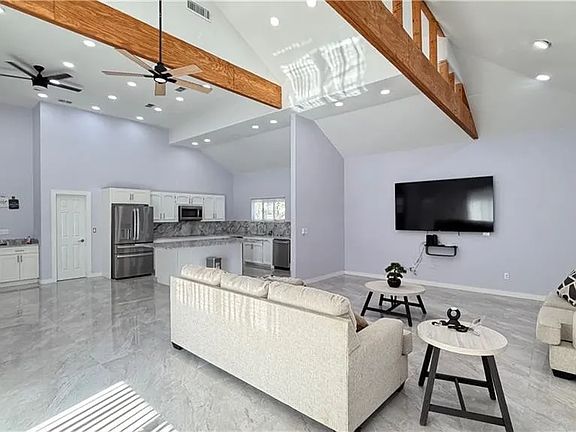3rd image of 2504 Lilac Ave
