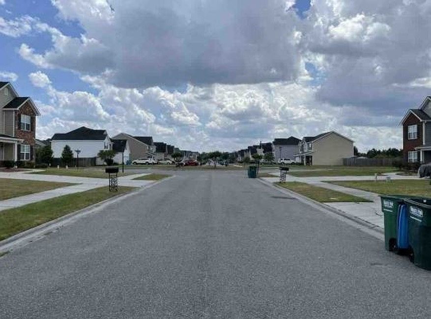 2nd image of 121 Miller Park Cir