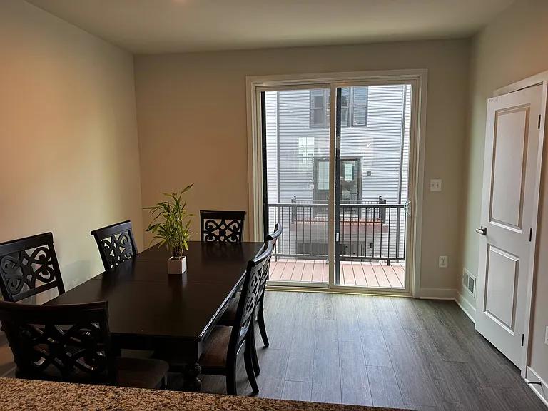 833 Lennox St — Photo 3