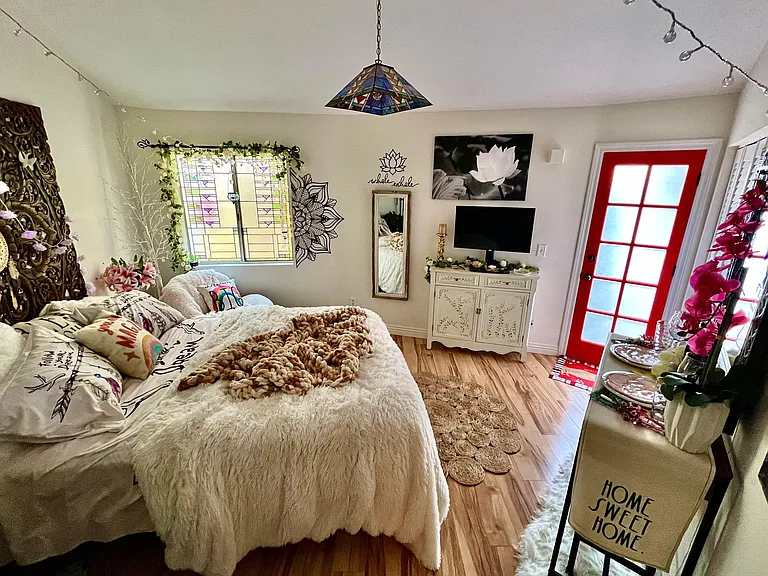 Oak Ln — Photo 1
