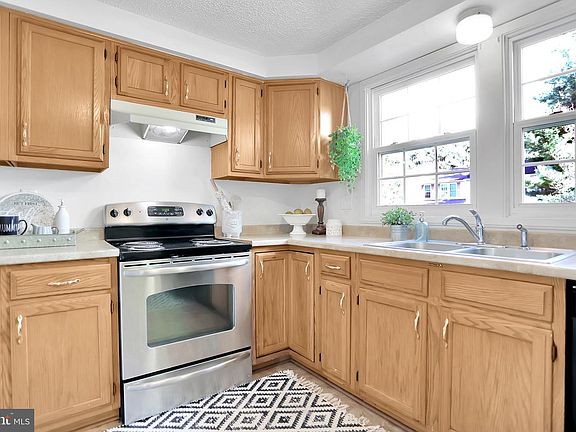 2nd image of 1533 Iris Ct