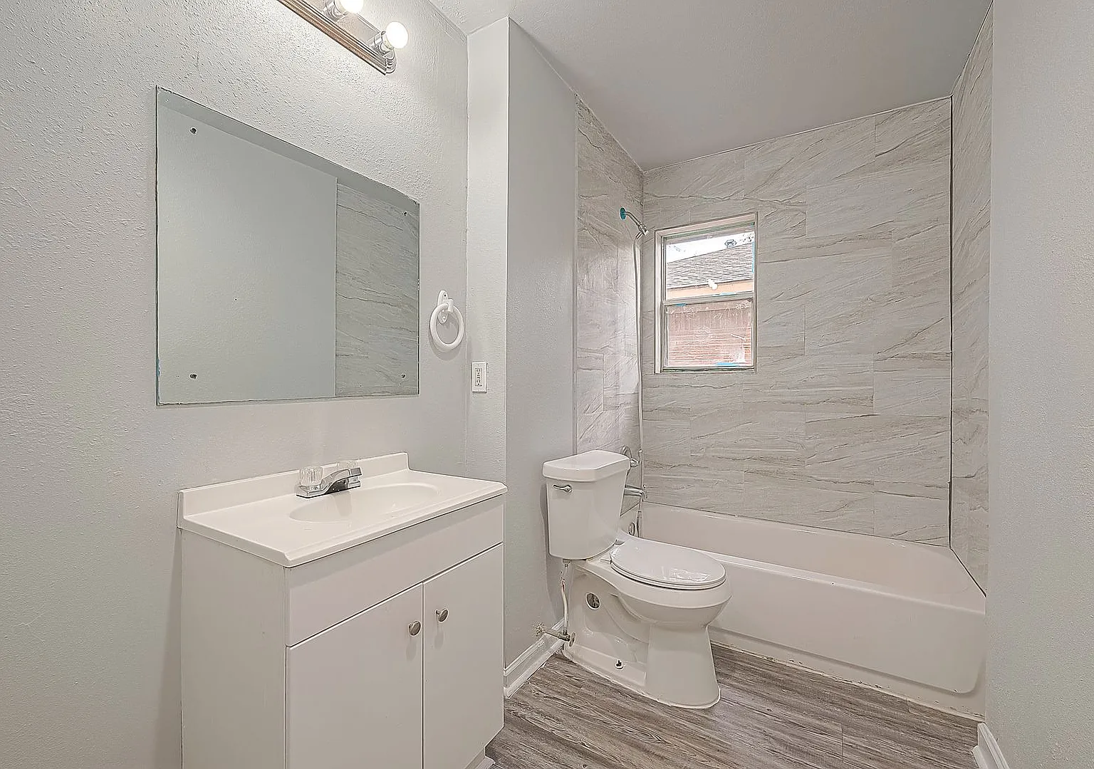 Spacious 4-Bedroom Retreat Near Downtown Houston & Major Highways — Photo 2