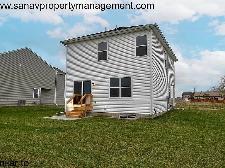 1112 Cove St SE — Photo 3