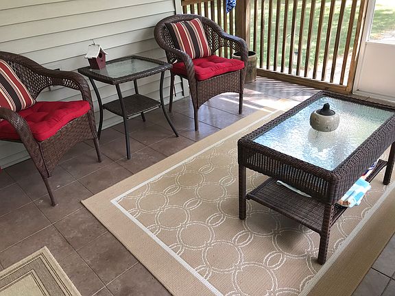 Screened in porch 