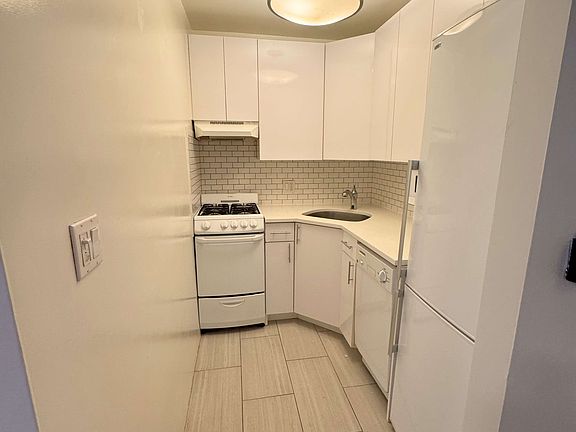4th image of 327 W 89th St APT 3R