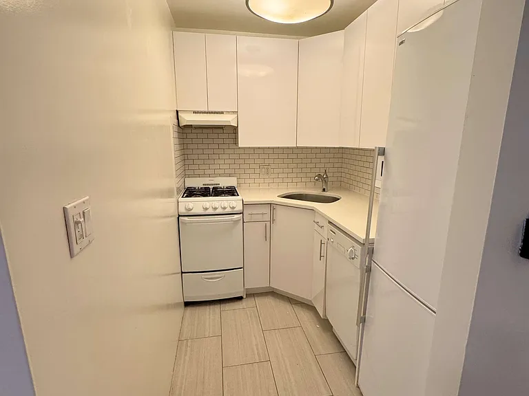 327 W 89th St #3R — Photo 4