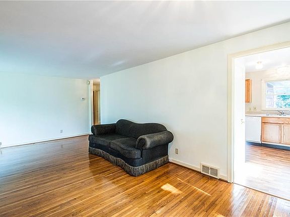 4th image of 41 Jasper Dr