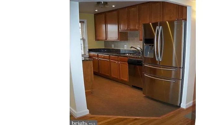 Kitchen - 722 S Fayette St #32